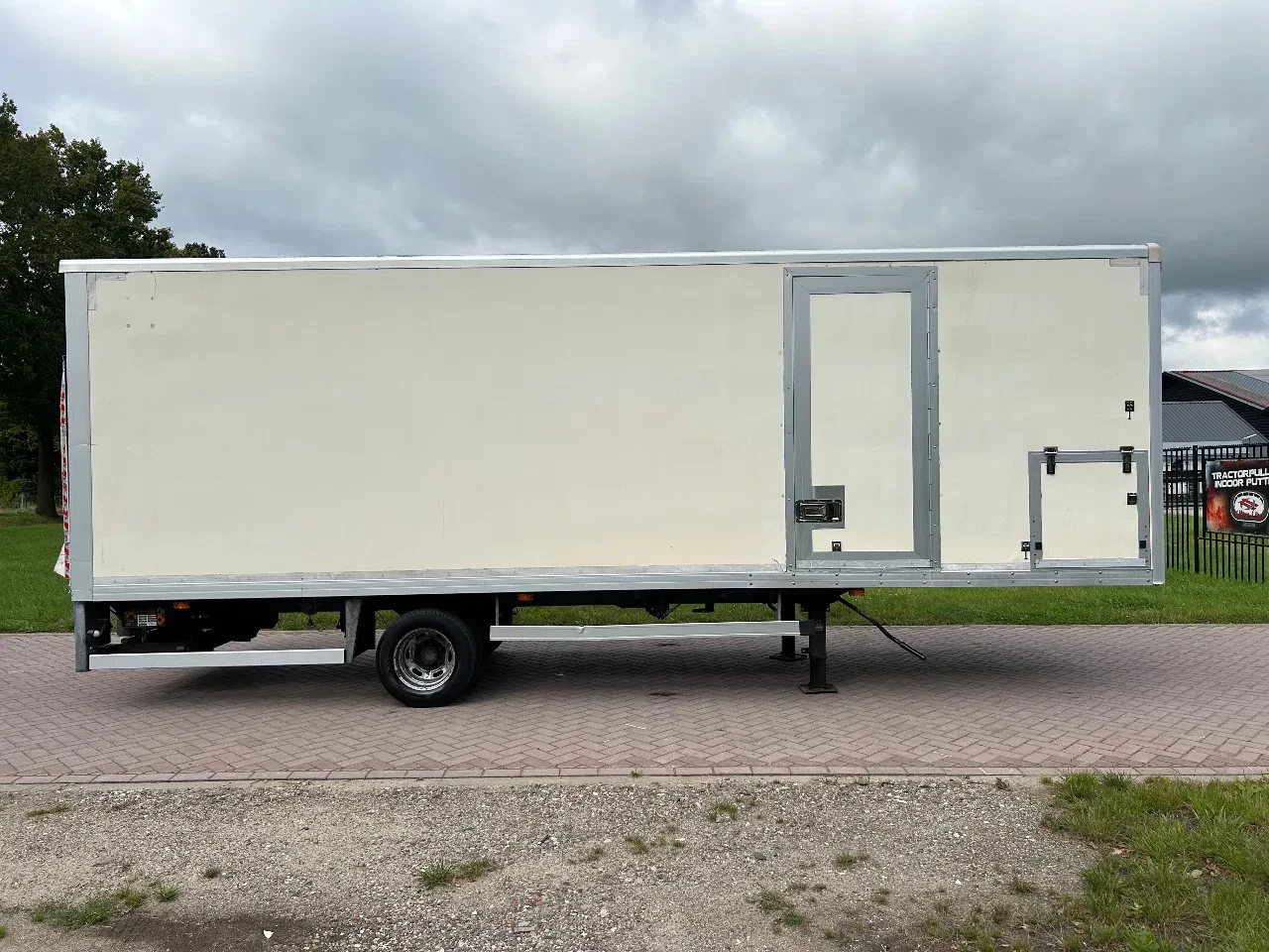 Veldhuizen 2009 - Be oplegger gesloten 5480 kg met met laadklep 1000 kg imagen 1