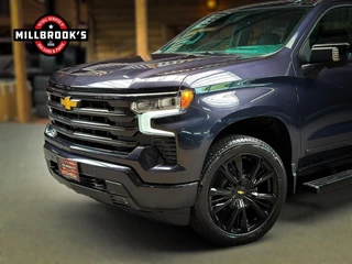 Chevrolet Silverado 2024 - USA High Country Black Edition 6.2 V8 420 PK, obrazek 2