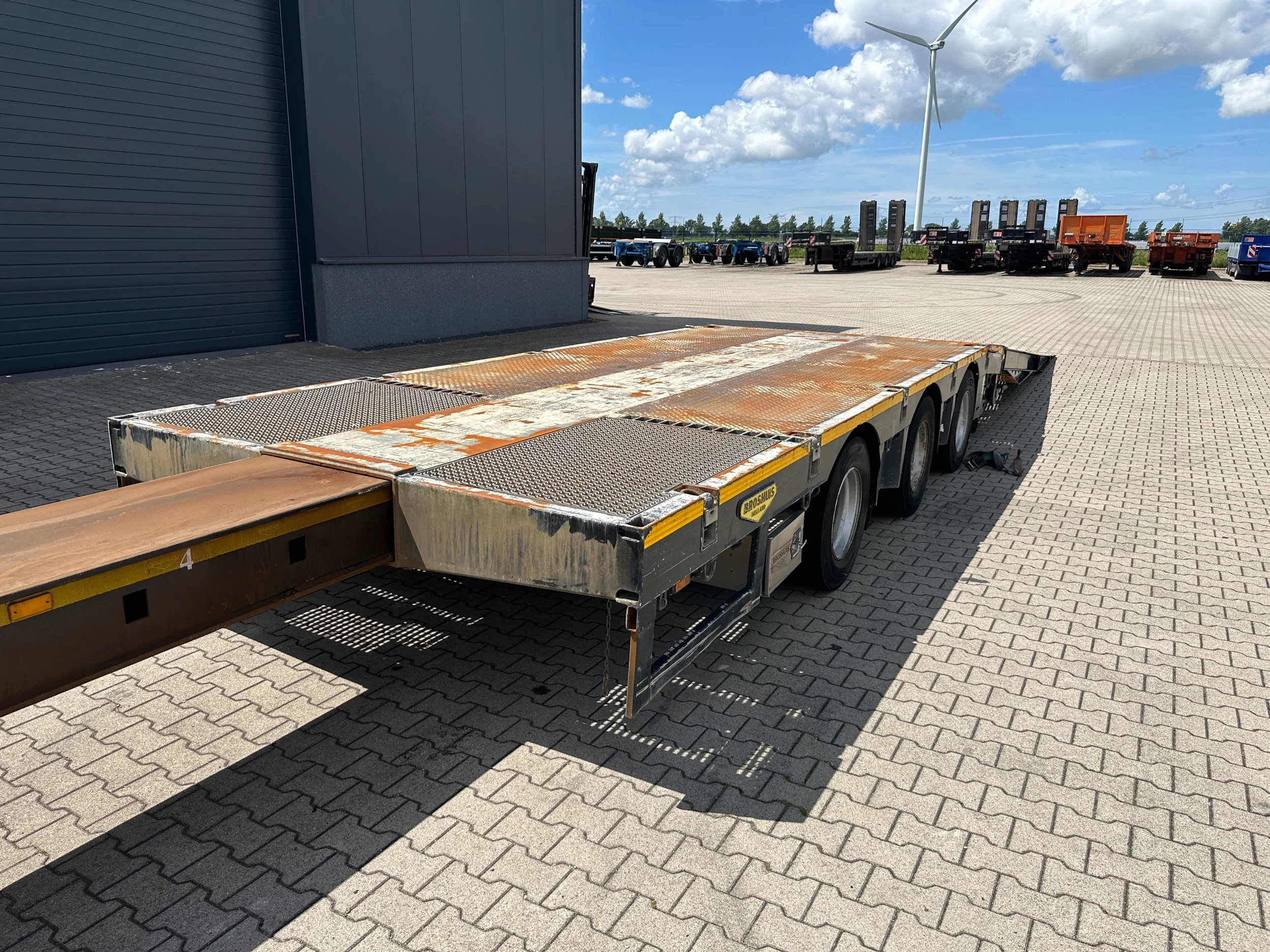 Broshuis 2015 - 3ABSD Lowloader 3-axle / GVW: 53.000kg / Neck: 23.000kg / hydraulic steering + ramps + loading table / 4.60m extendable / winch / liftaxle afbeelding 29
