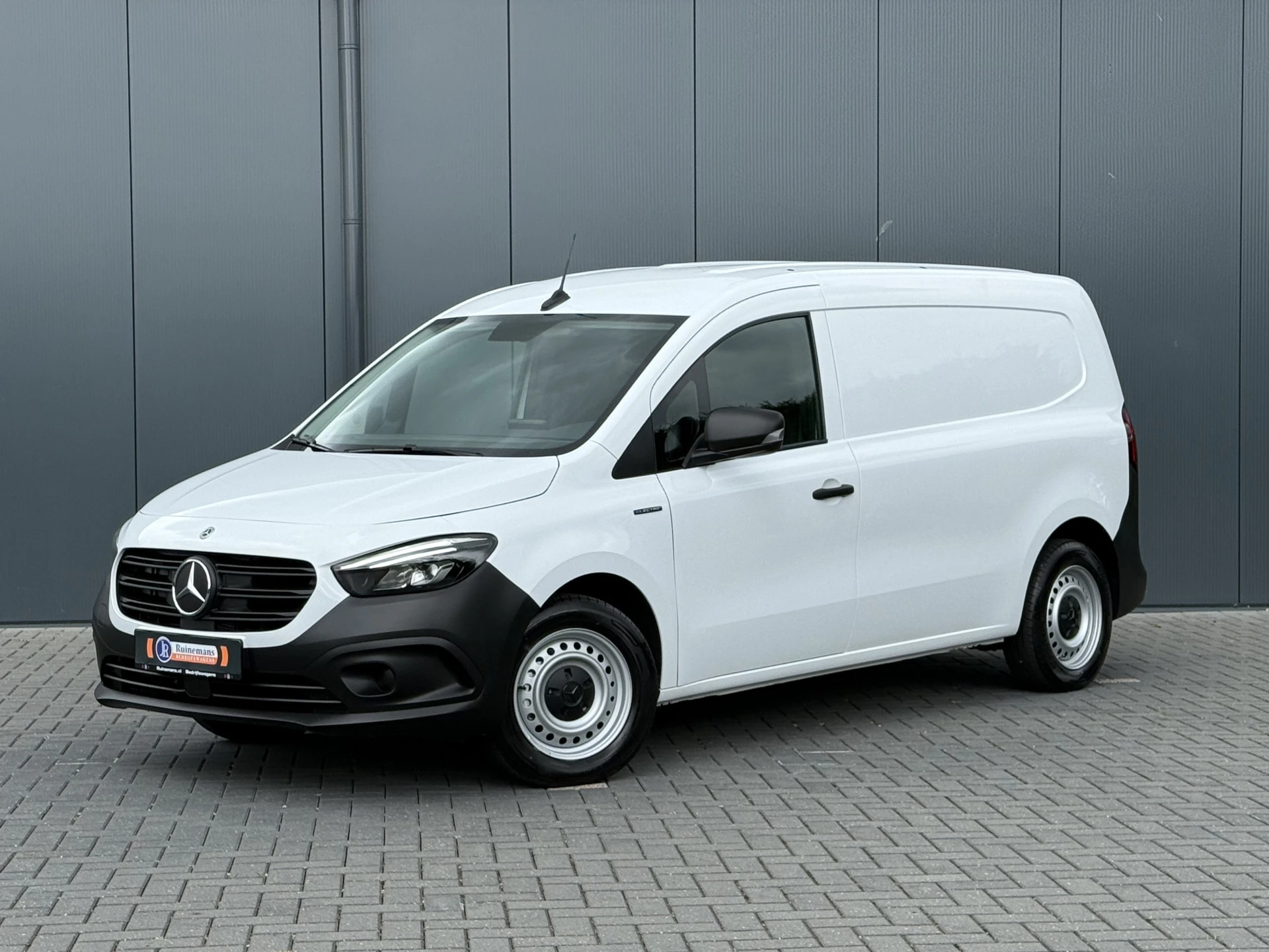 Mercedes-Benz eCitan 2023 - 112 Pro L2H1 / 51 kWh / 6.716 KM / ** RIJKLAAR ** / LED HIGH PERFORMANCE KOPLAMPEN / CAMERA / ECC / TREKHAAK / STOELVERW изображение 2
