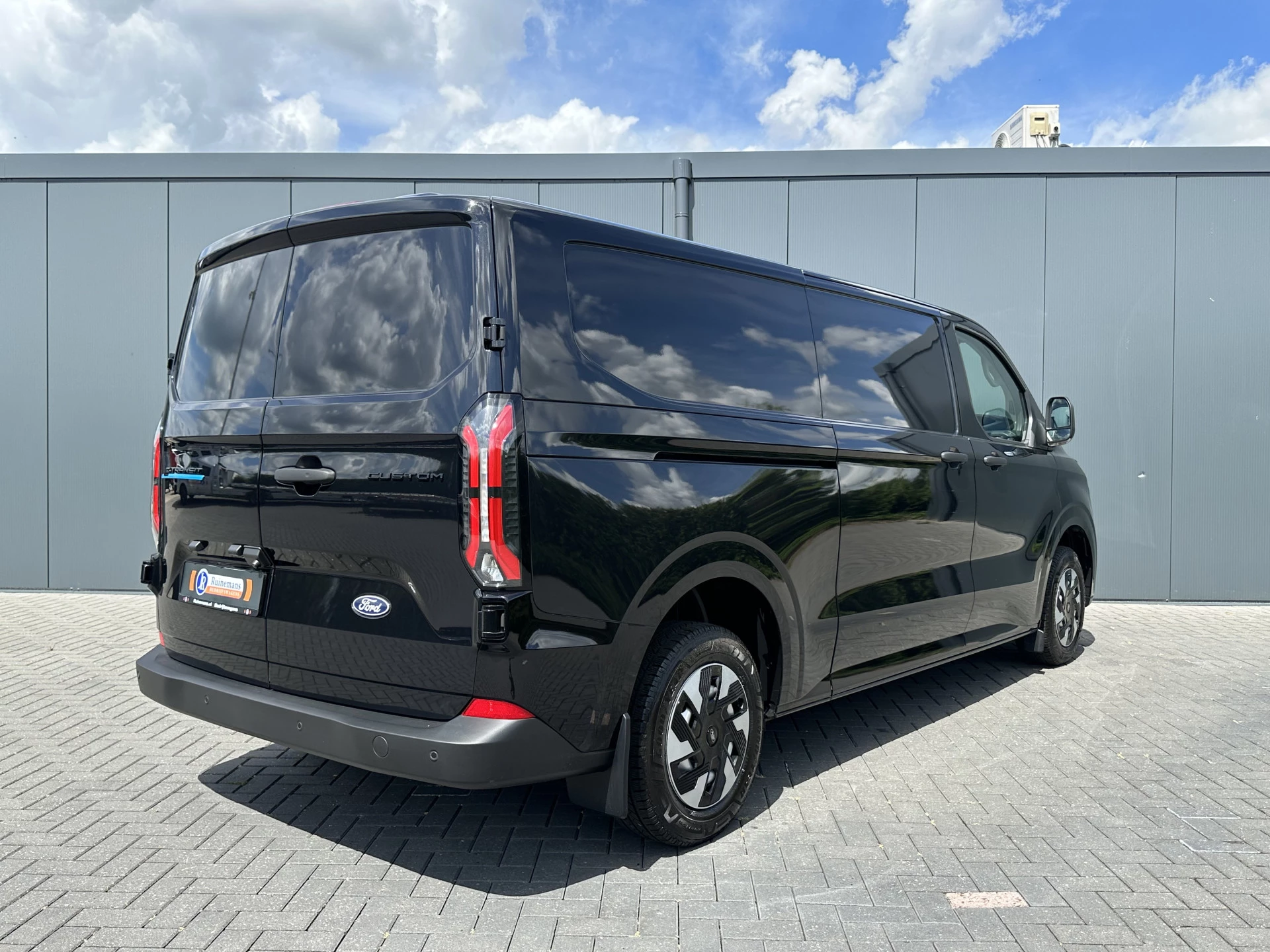 Ford E-Transit Custom 2026 - 71 kWh FULL ELECTRIC / L2H1 / ** NIEUW ** / 2.057 KM / 2x ELEKTRISCHE SCHUIFDEUREN / CAMERA / ECC / CRUISE / CARPLAY zdjęcie 4