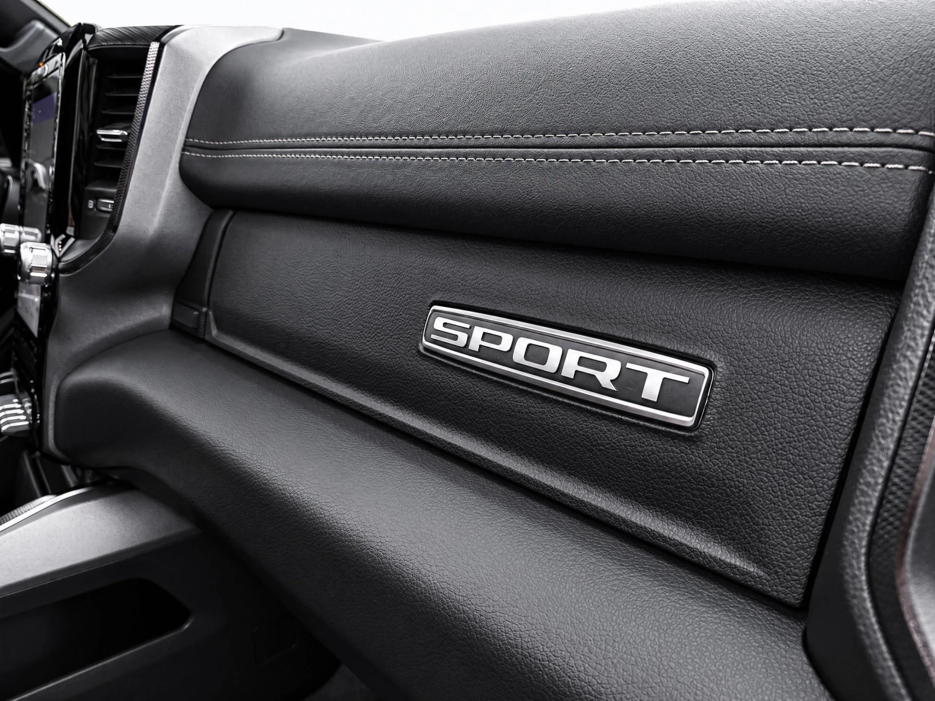 Dodge Ram 1500 2024 - 5.7 V8 4x4 Crew Cab SPORT GT BPM VRIJ! | Incl LPG | Trekhaak 13-polig | Bedcover | Adaptive cruise | PANORAMADAK| obrázek 26