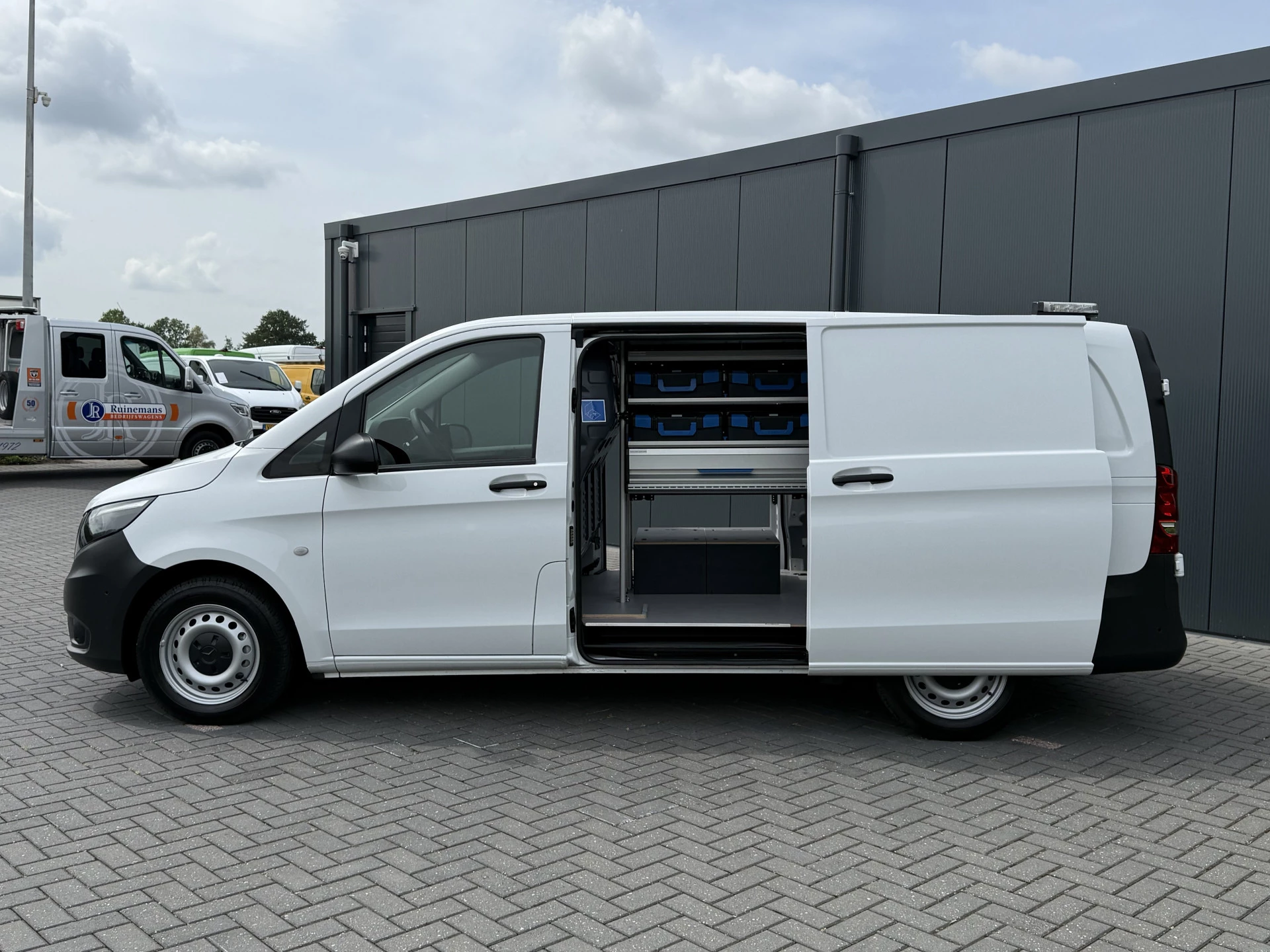 Mercedes-Benz Vito 2023 - 110 CDI / L2H1 / 1e EIG. / UNIEKE SORTIMO INRICHTING / 2x SCHUIFDEUR / **9.446 KM** / 3-ZITS image 4