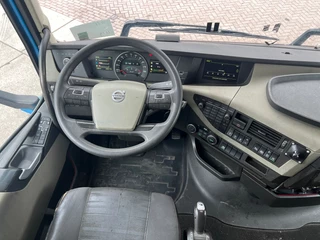 Volvo FH 2019 - 13.500 Globetrotter / 6x2/4 / 2x Tank imagem 13