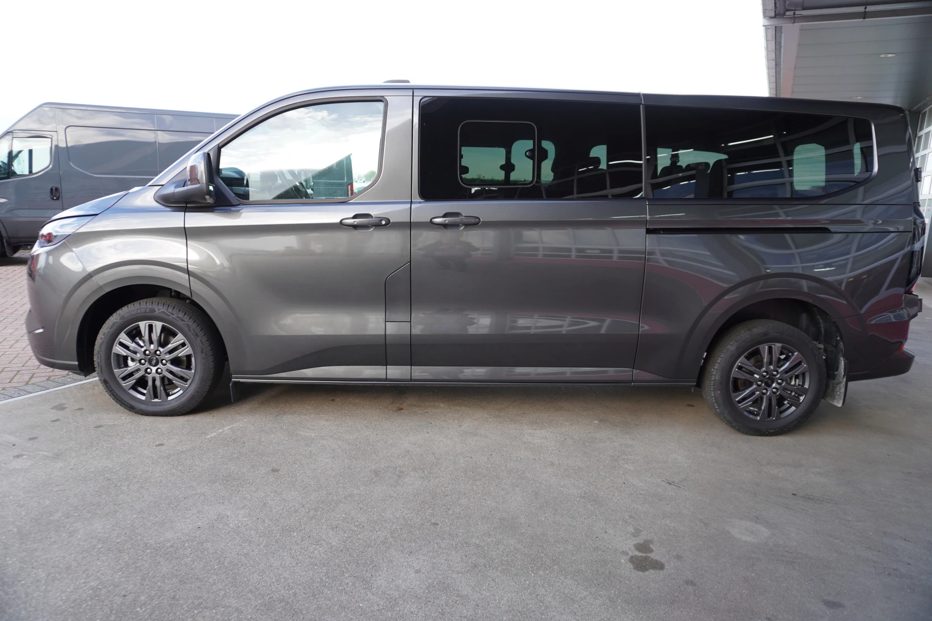 Ford Transit Custom 2025 - 320L 2.5 PHEV 233PK L2H1 Limited 8 Persoons PHEV Automaat imagen 8