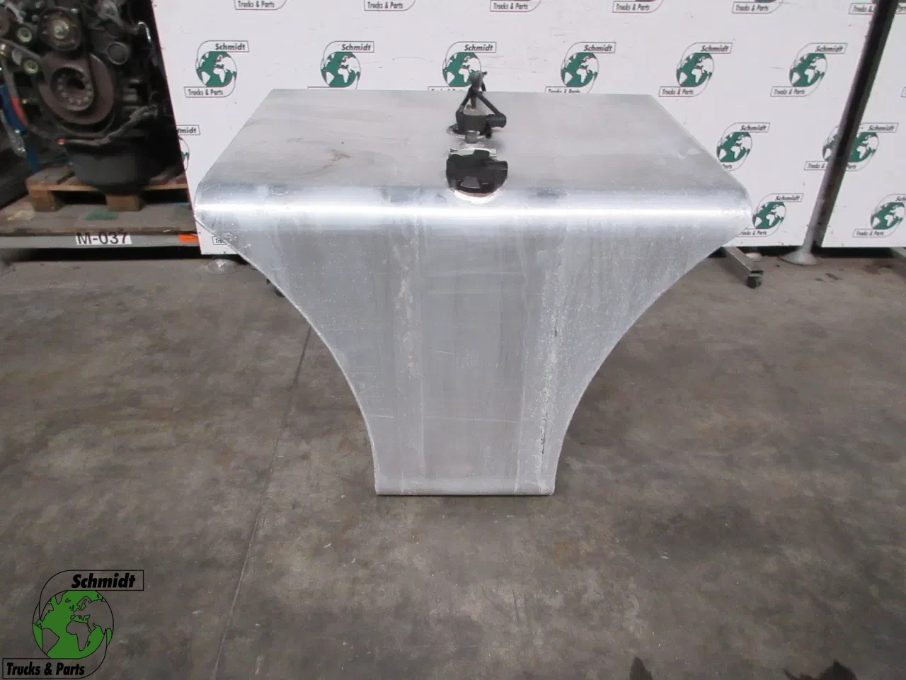 MAN - SBC:97746 350 LITER V TANK MAN 41.440 8X8 KIEPER EURO 6 afbeelding 1