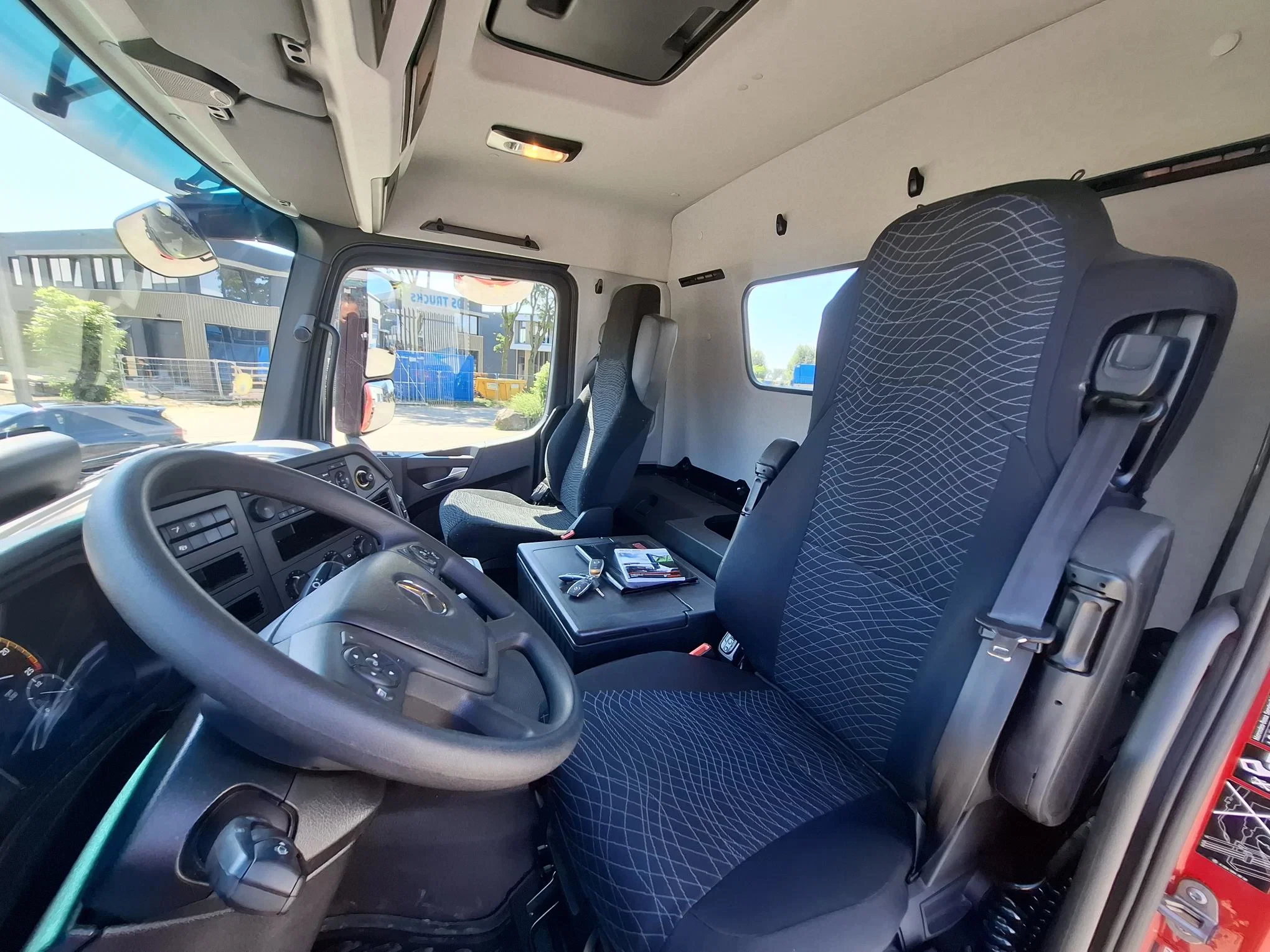 Mercedes-Benz Arocs 3242 2024 - / 8X4 / HIAB 25TON HOOKLIFT / !! 35539 KM!! / TOP CONDITION / BIG AXLE / FRIDGE / SMART TACHO / AUTOMATIC / EURO-6 / 2024 immagine 38