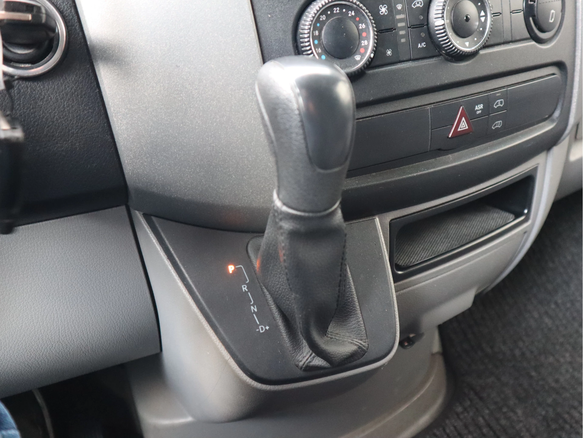 Mercedes-Benz Sprinter 2011 - 319 CDI 3.0 V6 Automaat Euro 5 - L2H2 - Trekhaak 3,5t KG - Cruise - Airco zdjęcie 4