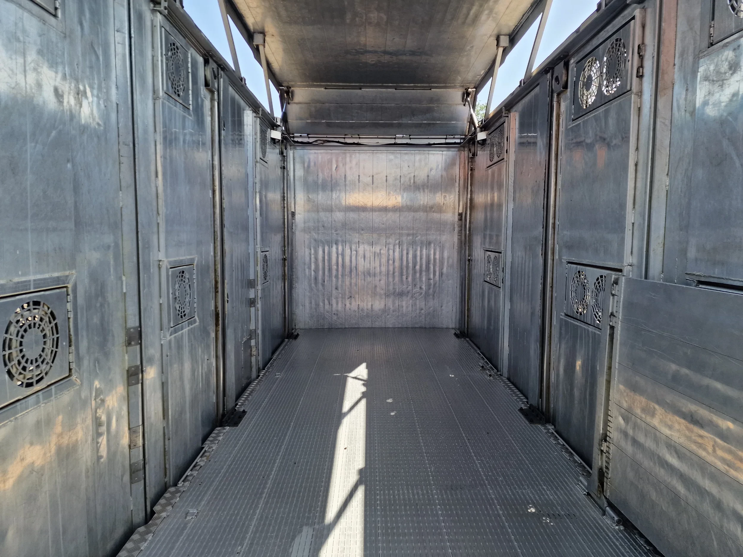 Scania R 2016 - R520 V8 6x2*4 - Livestock Ravenhorst 2 deck + GS Meppel/Ravenhorst 2 deck trailer - Water & Ventilation Bild 67