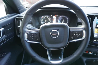 Volvo XC40 2023 - 1.5 T4 Recharge Dark Plus Hybride 20"Licht metalen velgen bild 14