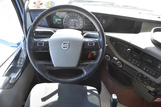 Volvo FH 2014 - 460 Globe XL 6x2 + HANGER - RACE TEAM - 6 ROAD-LEGAL SEATS/INCL. SEAT BELTS - LIVING - SHOWER - WC - BEDS - FULL AIR - ELEVATORS - WHEELBASE: 520 CM - ALCOA'S - TOP CONDITION - imagem 6