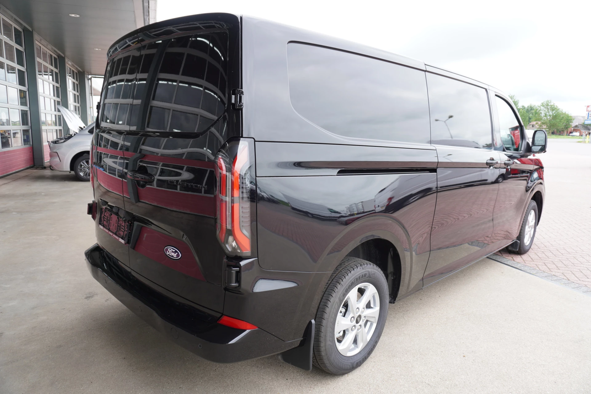 Ford E-Transit 2026 - Cust. 340 L2H1 Limited 71 kWh 218PK Automaat image 4