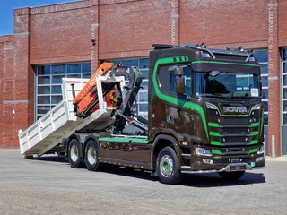 Scania S 2023 - 590S V8 NGS 6x4 - HIAB Multilift 24T + Box with Palfinger crane - Like new - Retarder - Full air - Leather te koop