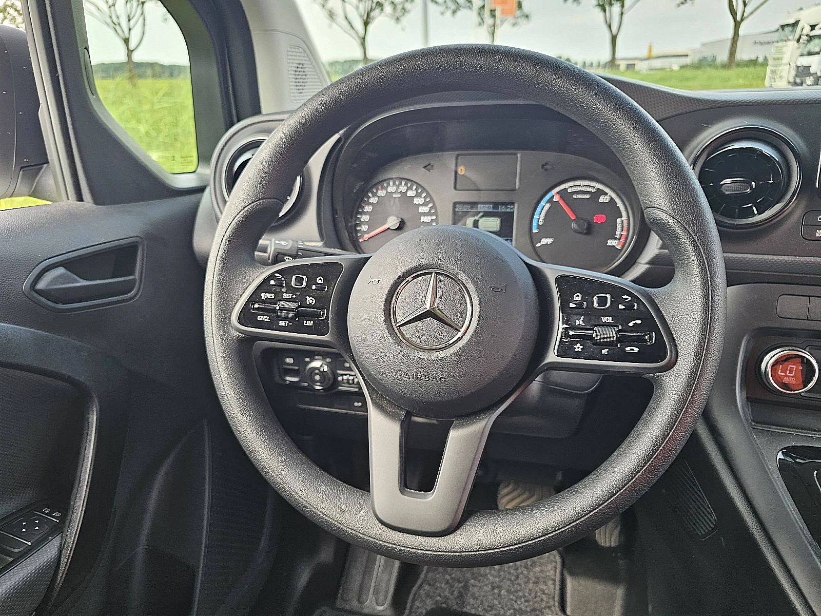 Mercedes-Benz eCitan 2025 изображение 9