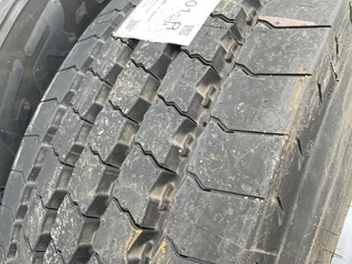 Diverse N/A 2023 - PIRELLI 295/80R22.5 FR:01 TRIATHLON MET VELG (ALS NIEUW) image 3