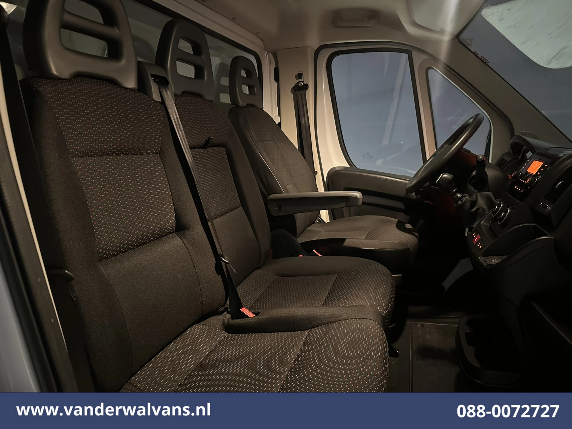 Peugeot Boxer 2022 - 2.2 BlueHDi 141pk Bakwagen 436cm Lang Laadklep Euro6 Airco | Camera | Cruisecontrol | 1085kg laadvermogen image 7