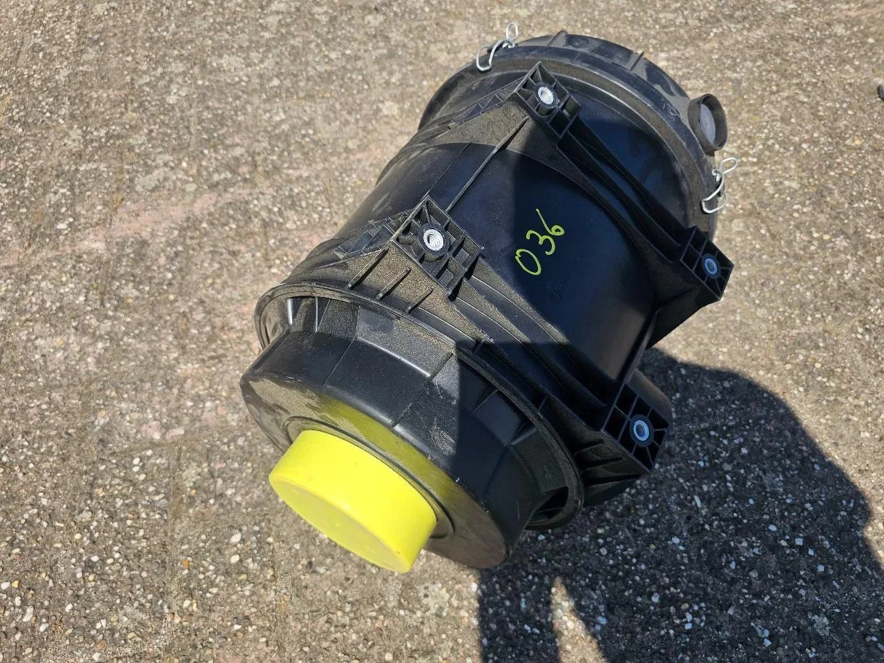 MAN Air filter housing image 3