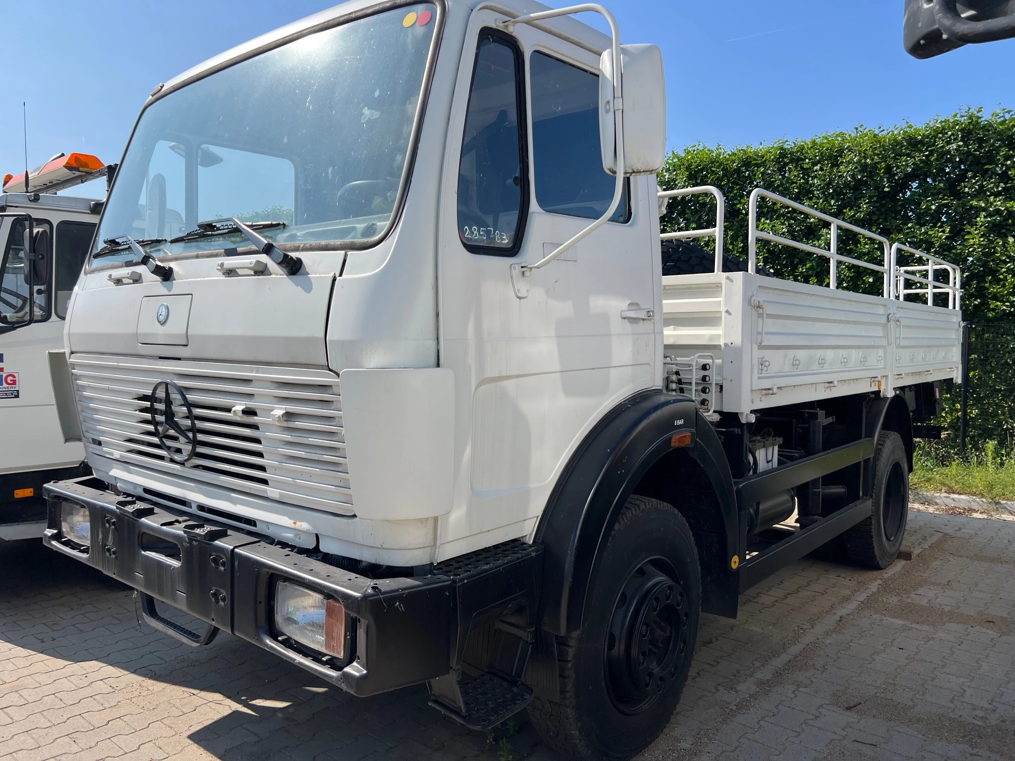 Mercedes-Benz 1017 4X4 ex army reconditioned white with crane afbeelding 1