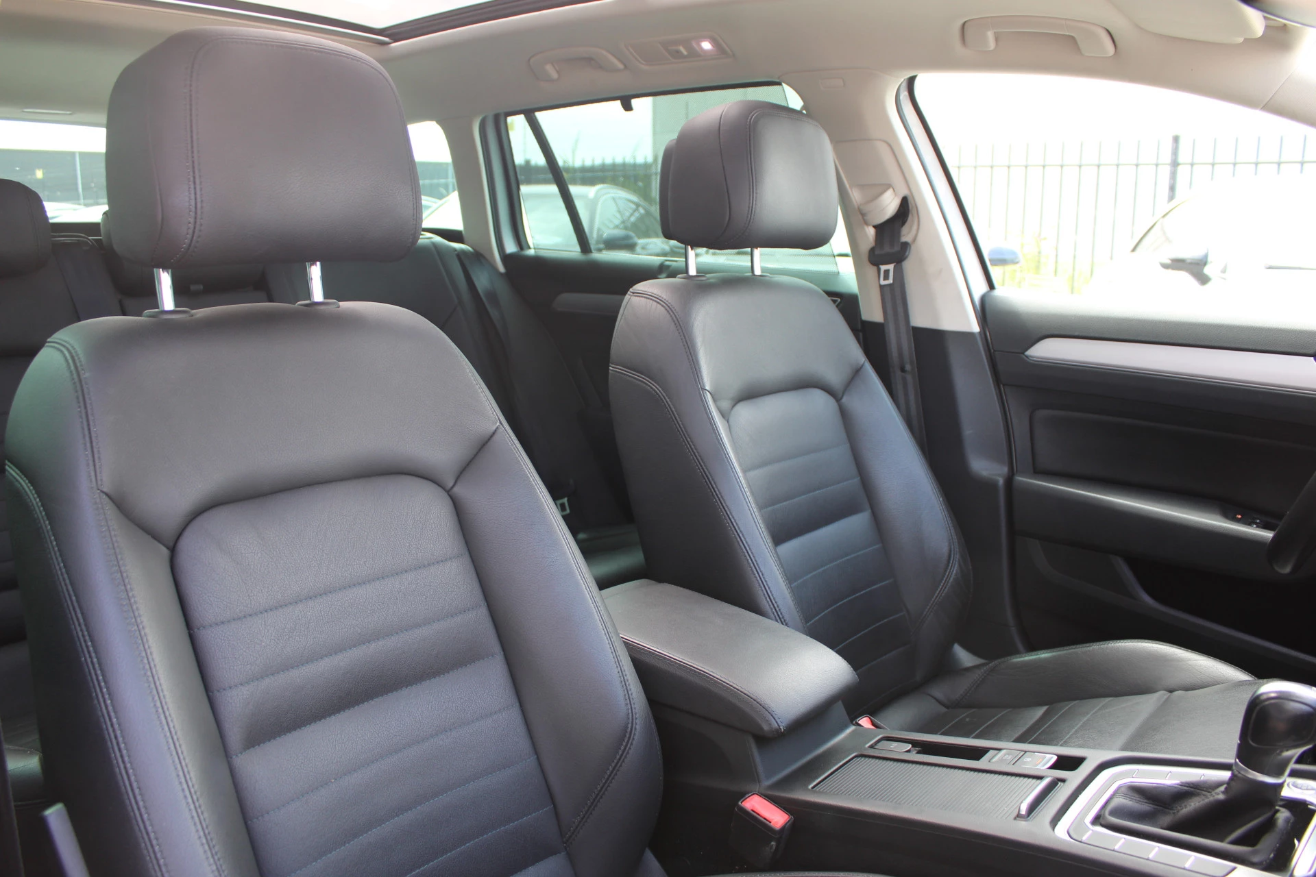 Volkswagen Passat 2018 - Variant 1.4 TSI Comfortline Business PANORAMADAK LEDER TREKHAAK CAMERA afbeelding 15
