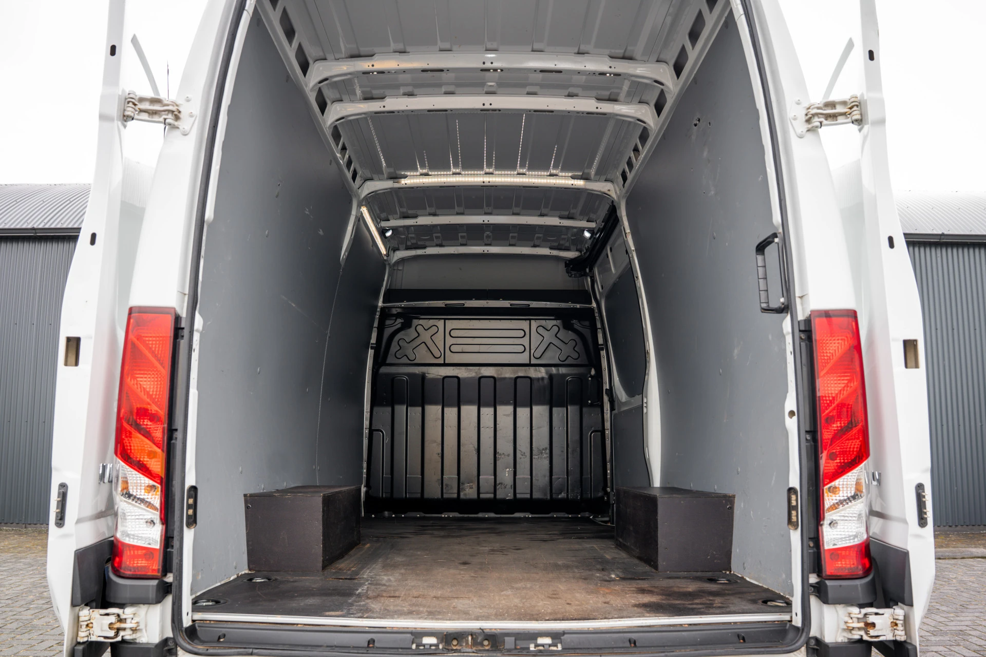 Iveco Daily 2022 - 35S18 175 PK 3.0 Liter! | Automaat | 3.500 KG trekgewicht | Camera | Cruise | Airco | Trekhaak | 3-Zits afbeelding 10