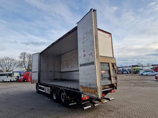 Mercedes-Benz Actros 2018 - 2646 6x2 - Isolated box with sidedoors - Zepro Loadlift - Full air obrazek 24