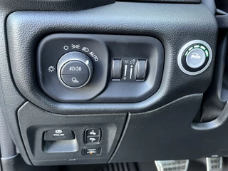 Dodge Ram Pick-Up 2024 - 5.7i V8 HEMI eTorque 400PK CREW CAB REBEL GT | BPM VRIJ | RAMBOX | LUCHTVERING | LPG | LAADBAKKLEP | TREKHAAK | PANODAK | 360CAM | DIGITAAL DASHBOARD afbeelding 47