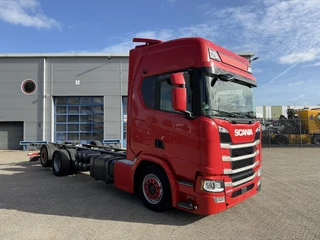 Scania R 2021 - NGS R500 / RETARDER / !!ONLY:444033 KM!! / I-PARKCOOL / LIFT+LENKACHSE / GERMAN TRUCK / FULL-AIR / LEATHER / NAVI / FRIDGE / AUTOMATIC / EURO-6D / 2021 image 2 thumbnail