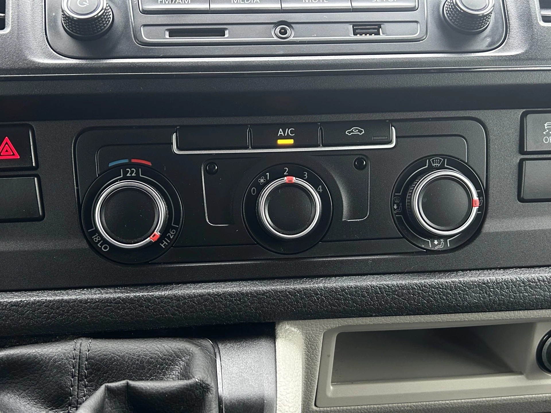 Volkswagen Transporter 2019 - 2.0 TDI 102 PK TRENDLINE / L2H1 / 1e EIG. / DUBBEL CABINE / TREKHAAK / AIRCO / CRUISE obrázek 16