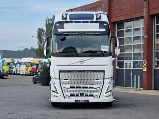 Volvo FH 2023 - 13.500 Globetrotter XL 6x2 - Full air - Leather - 3.20 WB - VEB+ afbeelding 2 miniatuur