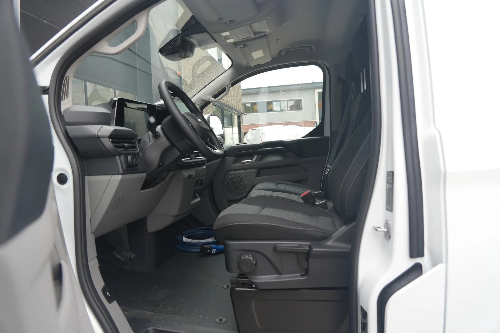 Ford E-Transit Custom 2026 - 320 L2H1 Limited 71 kWh 218pk - 2x Schuifdeur - Trekhaak - Camera - Carplay - Rijklaar obrázek 9