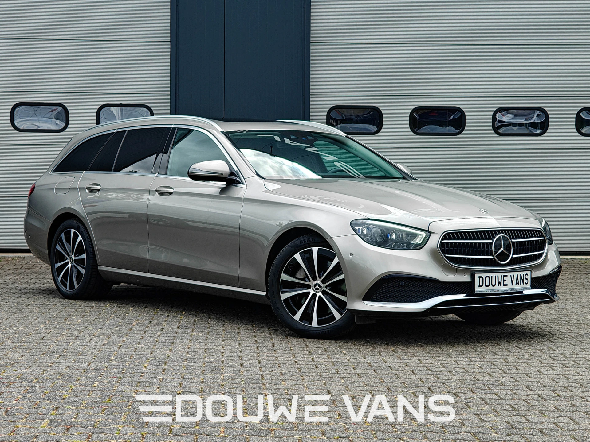 Mercedes-Benz E-Class 2022 - 300e Burmester Trekhaak Avantgarde Schuifdak Bild 1