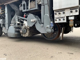 Mercedes-Benz Axor 1833 4x4 Schörling SORF Schienenreinigungs/Railway sweeper  Just 38.680 Km! 2013 - N/A image 25