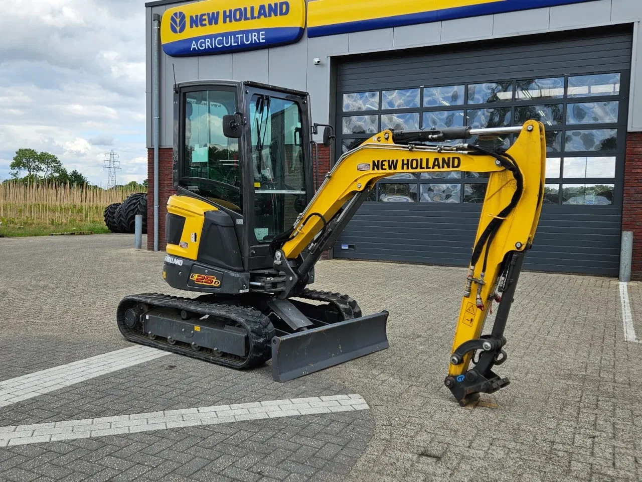 New Holland 2023 - E25D minikraan afbeelding 1