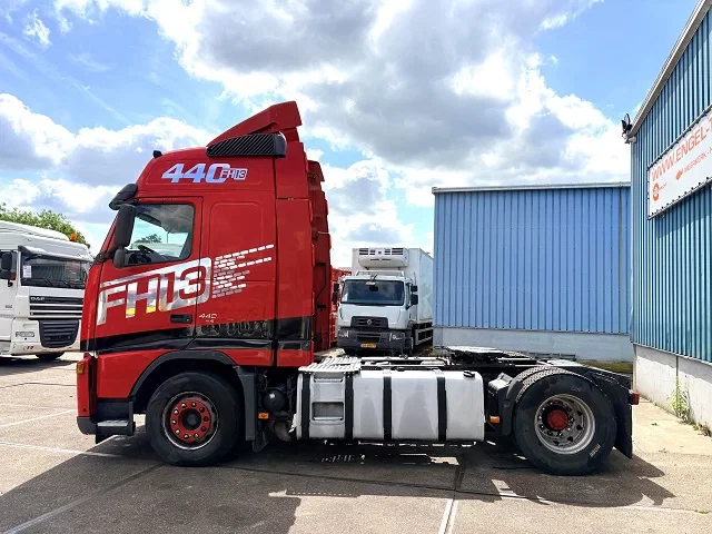 Volvo FH 2008 - 13.440 GLOBETROTTER (12+2 GEARS MANUAL GEARBOX / EURO 5 / VBI-BRAKE / 2x TANK / AIRCONDITIONING / FRIDGE UNDER BED) afbeelding 5