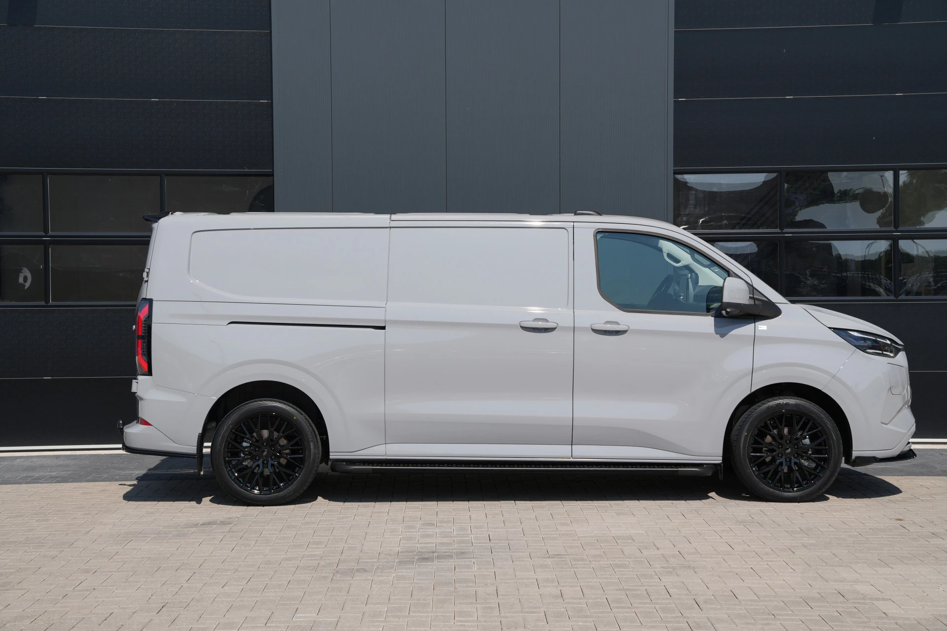 Ford E-Transit Custom 2026 - 340 L2H1 Limited 71 kWh 218pk - Trekhaak - ACC - B&O - Navi - Stoel/Stuurverwarming - 360 Camera - Blindspot - Rijklaar Bild 4