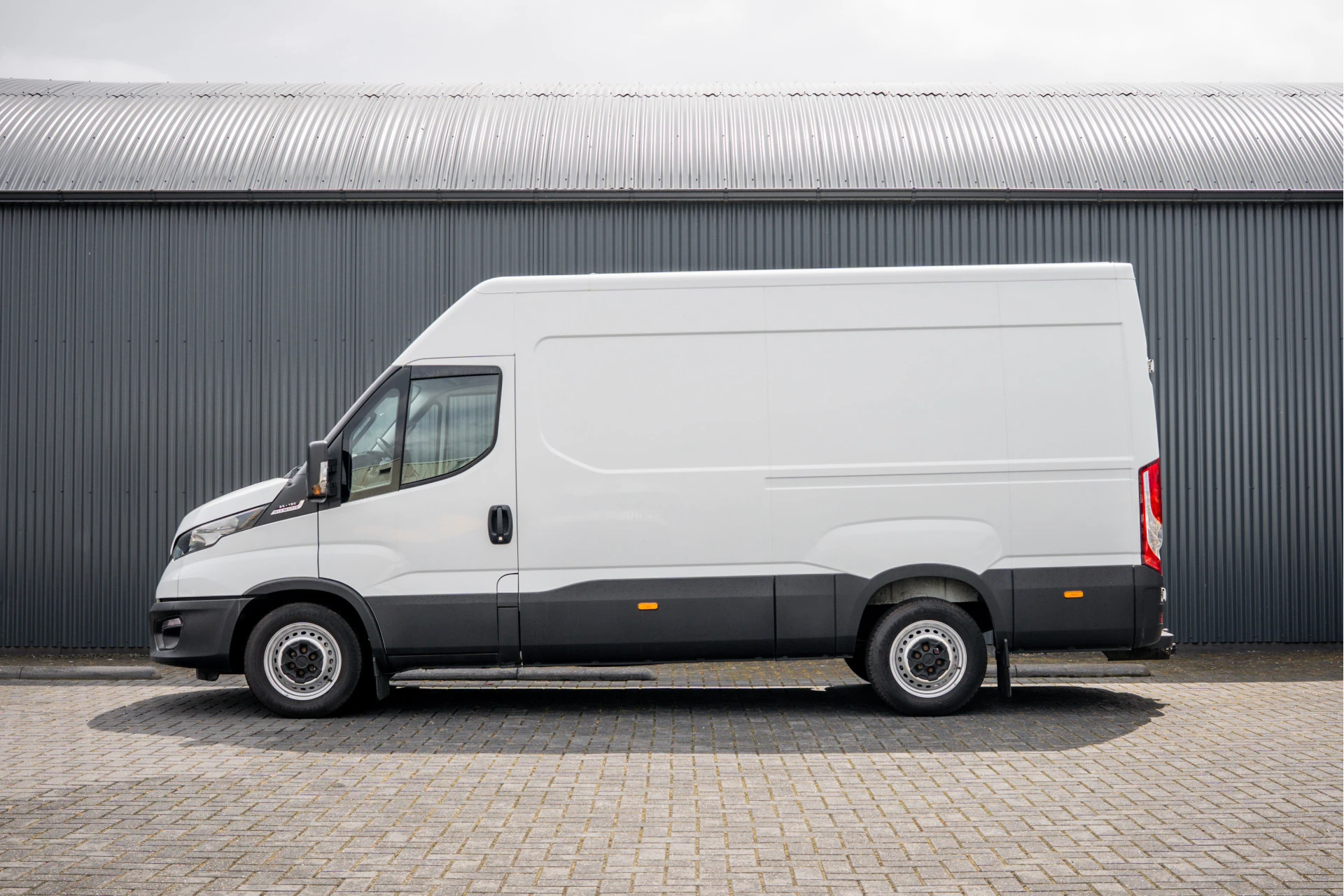 Iveco Daily 2022 - 35S18 175 PK 3.0 Liter! | Automaat | 3.500 KG trekgewicht | Camera | Cruise | Airco | Trekhaak | 3-Zits afbeelding 5