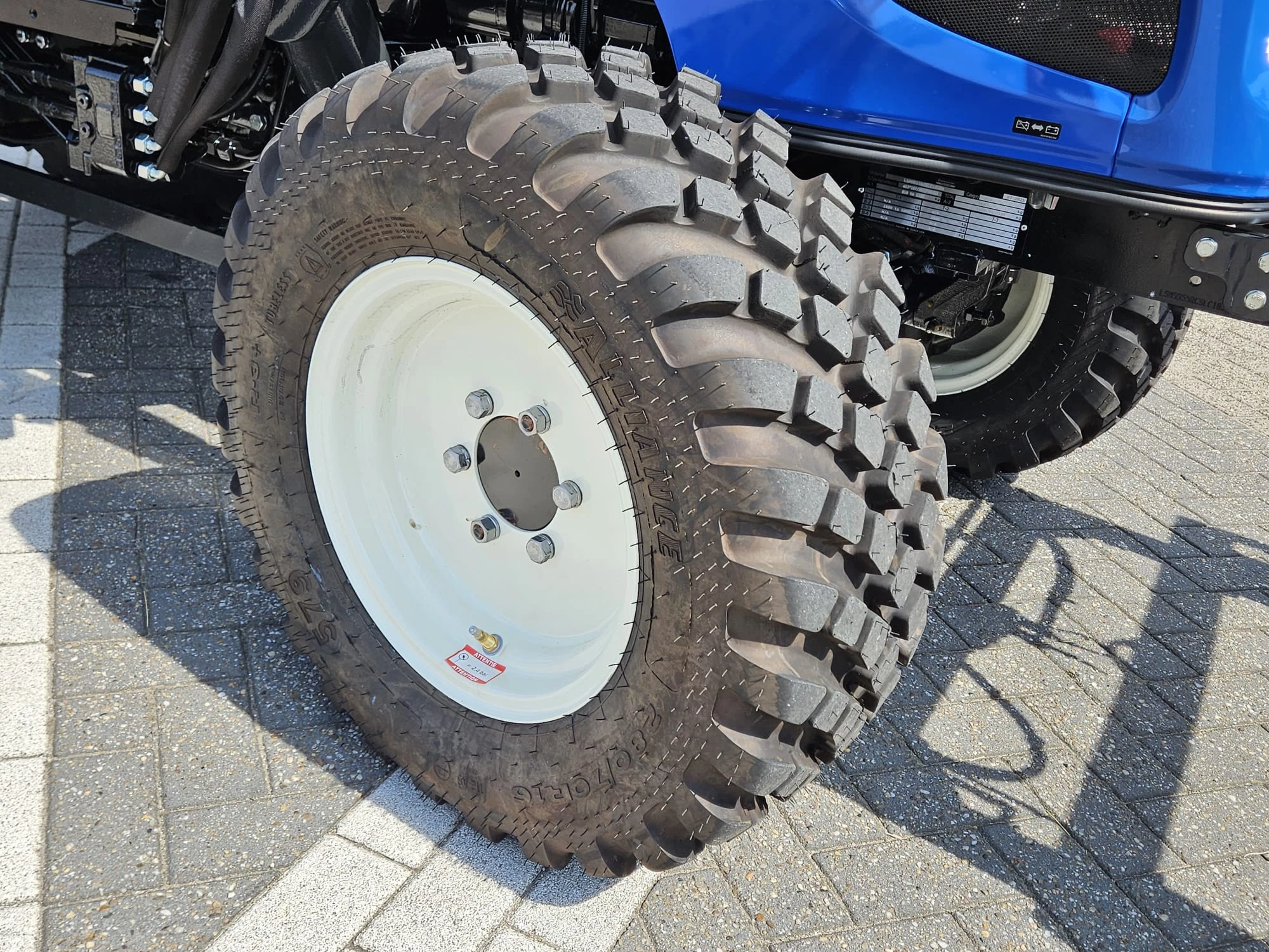 New Holland 2024 - Boomer 55 HST met voorlader en Kemp balenprikker afbeelding 12