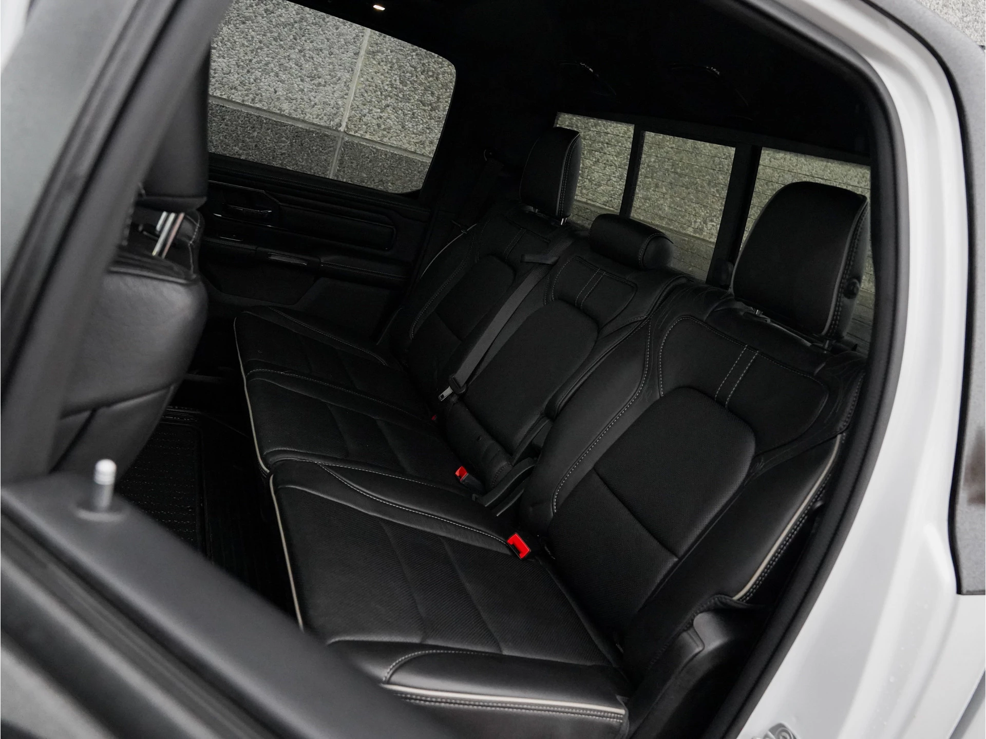Dodge Ram 1500 2022 - 5.7 V8 4x4 Crew Cab Limited Night изображение 40