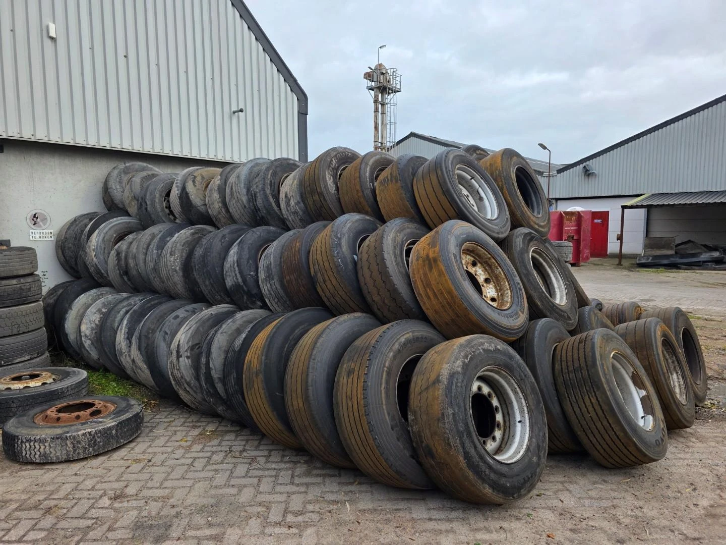 Container full 385/65R22.5 tires with rims image 1