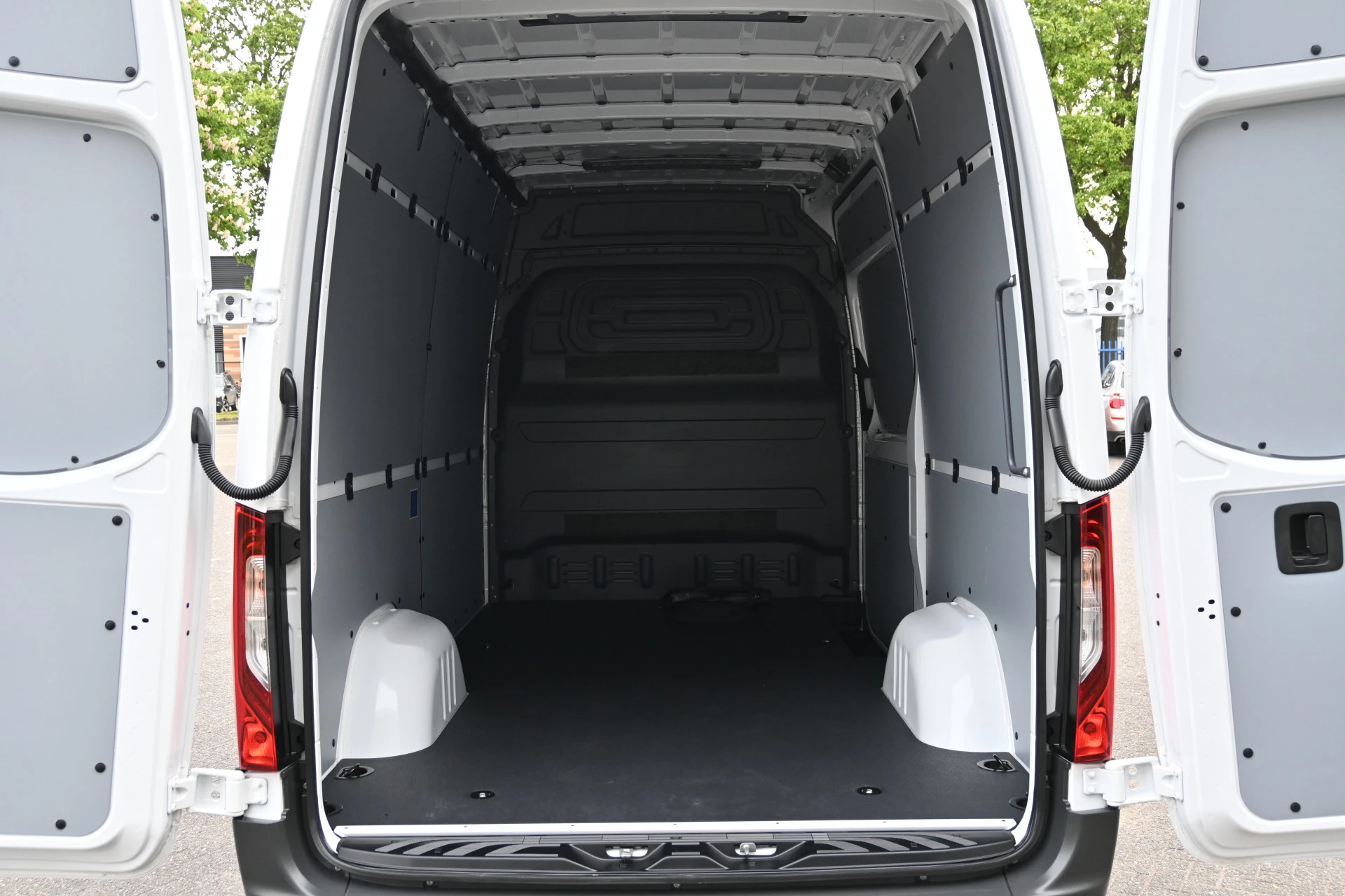 Mercedes-Benz eSprinter 2024 - 320 RWD L2H2 Select 81kWh obrázek 13