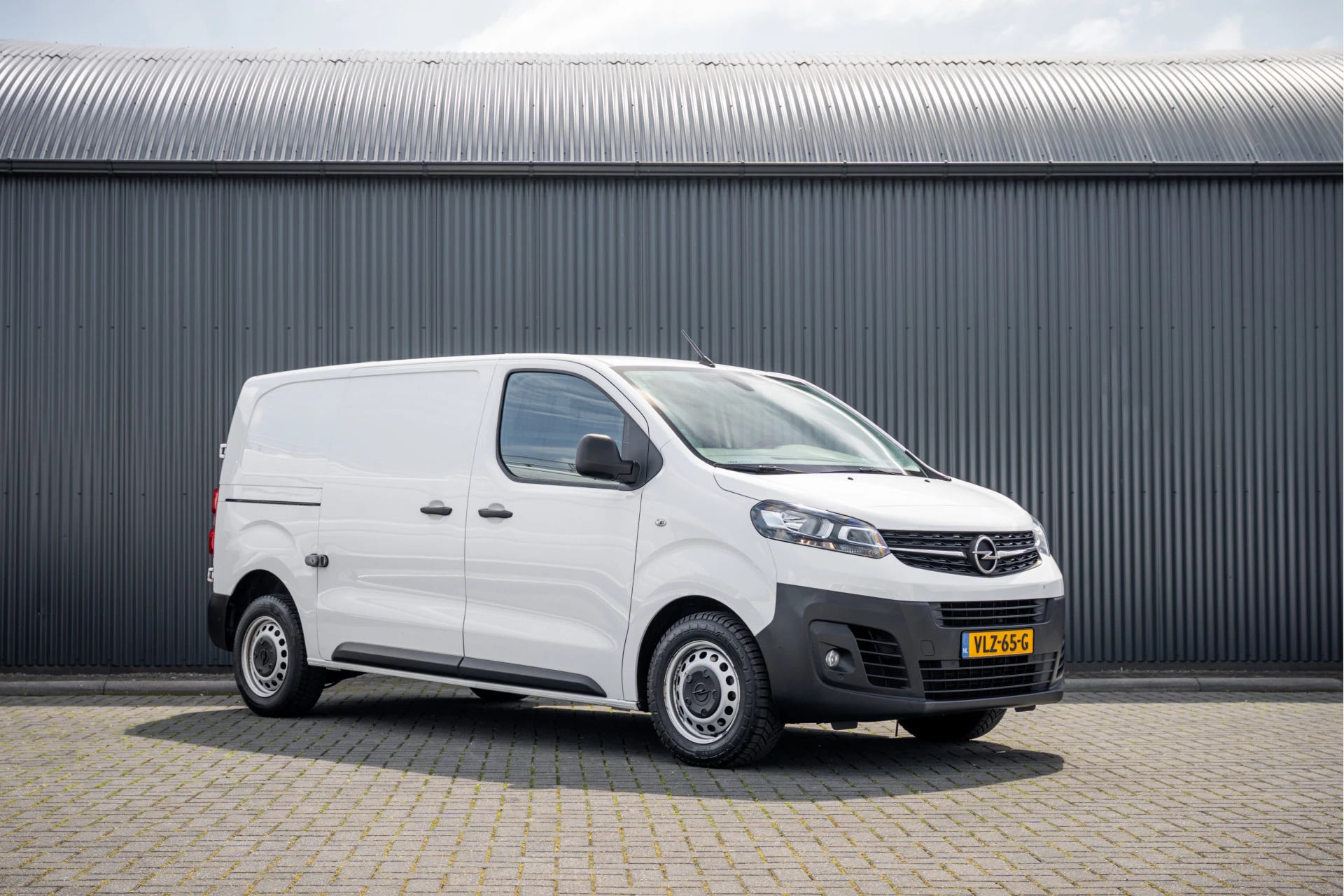 Opel Vivaro 2021 - 2.0 L2H1 125PK | Bedrijfswageninrichting | Cruise | Carplay | Camera | Airco | PDC | Trekhaak image 4