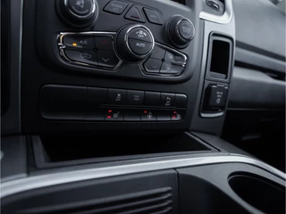 Dodge Ram 1500 2023 - 5.7 V8 Night Edition CrewCab Classic obrazek 26