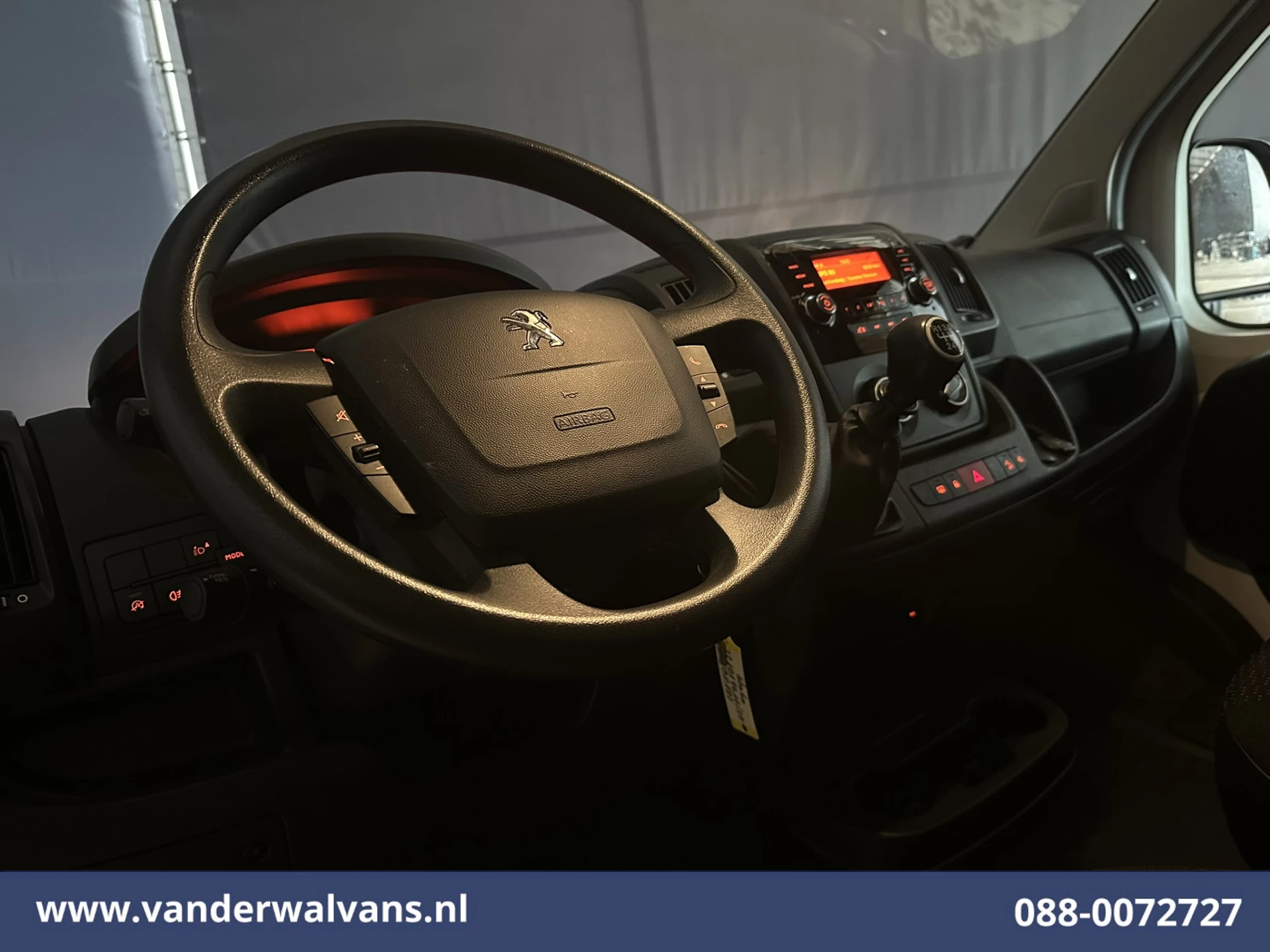 Peugeot Boxer 2022 - 2.2 BlueHDi 141pk Bakwagen 436cm Lang Laadklep Euro6 Airco | 1055kg laadvermogen | Camera image 16