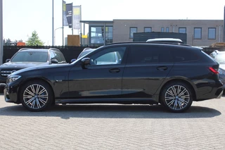 BMW 3 Series 2022 - Touring 330e High Executive M-SPORT PANORAMADAK MEMORY KEY-LESS CAMERA CARPLAY obrazek 10