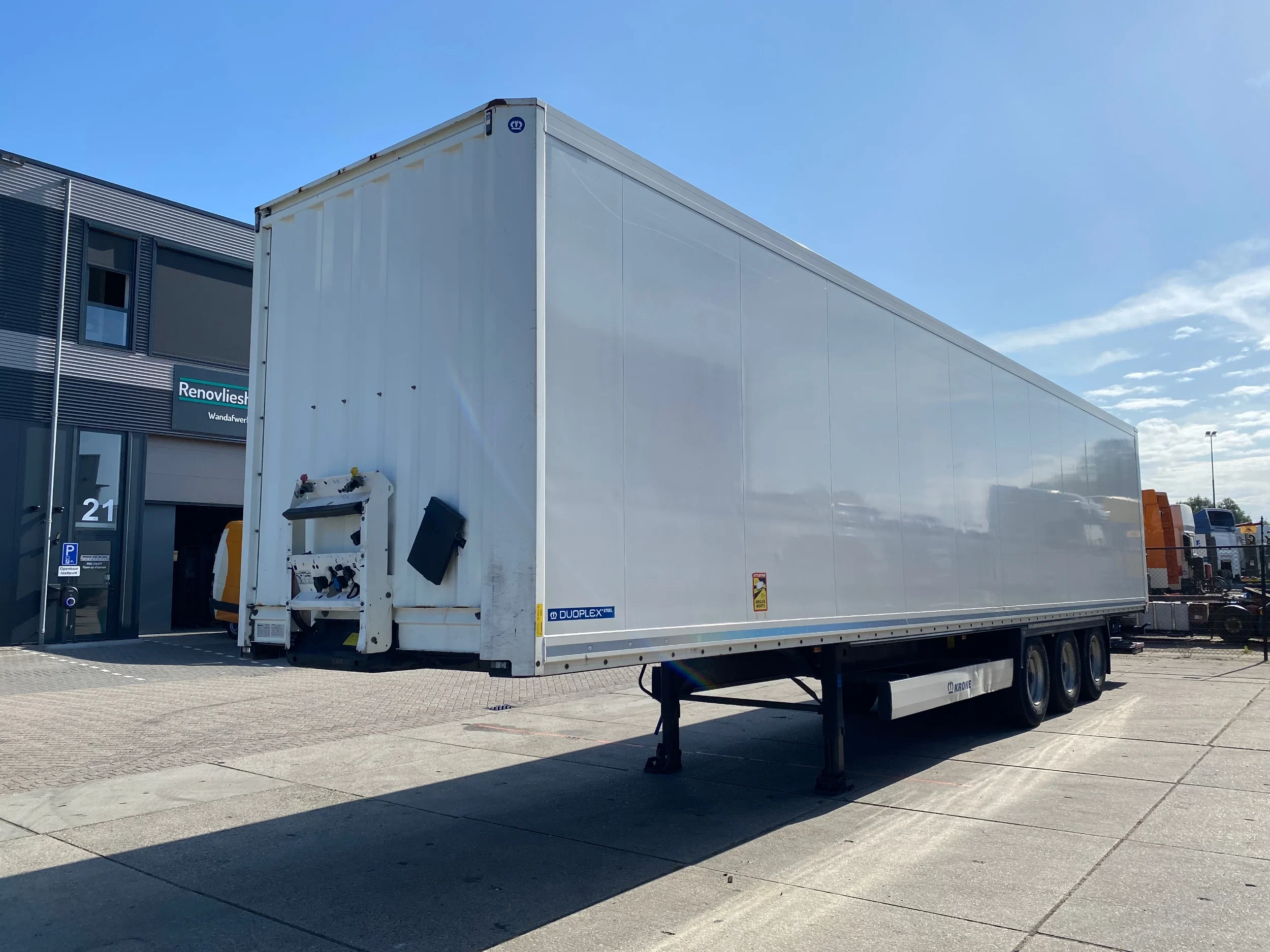 Krone 2021 - SD / Closed Box / Dhollandia / 1x Lift Axle image 4