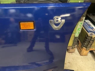 Scania N/A 2025 - Sideskirt set compleet met montage steunen V8 Logo en verlichting t.b.v. 6x2/4 trekker 4.10m wielbasis immagine 3
