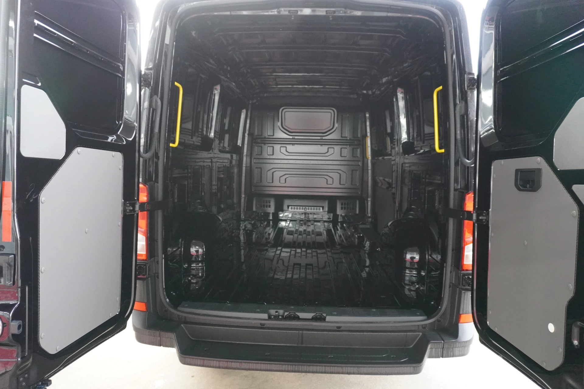 Volkswagen Crafter 2024 - 35 2.0 TDI 177PK L3H2 Facelift L3H2 Automaat image 11