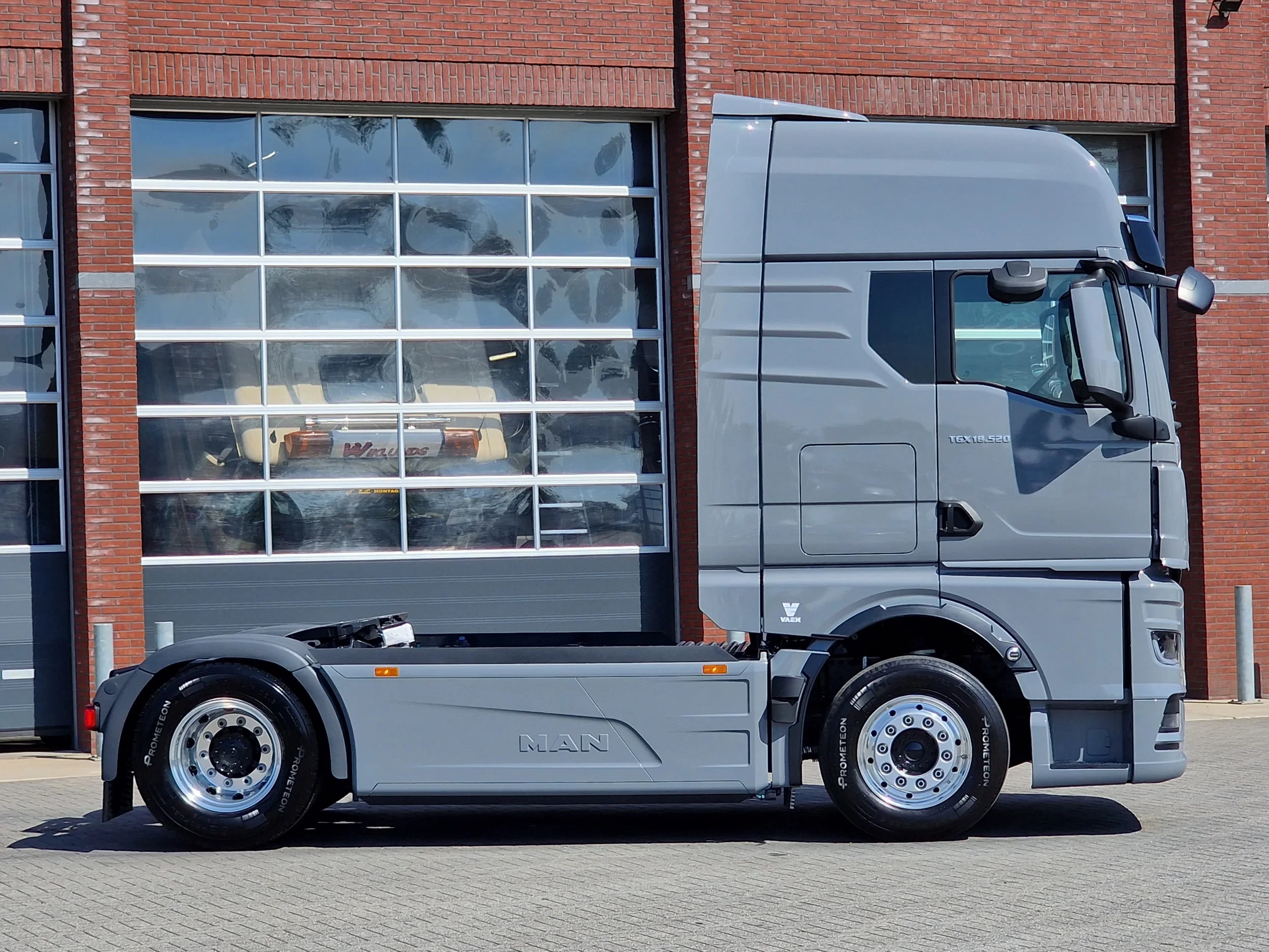 MAN TGX 2026 - 18.520 GX - D30 - Retarder - Full air - Night clima - Navi - 2x tank imagem 8