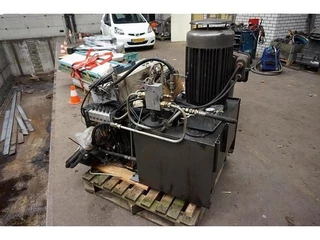 Hyva Hydraulic power pack | with 6 cilinders| 200 Bar |  lifting cap. 80 tons|used for lifting bridge for heavy trucks.. 2024 - N/A immagine 1