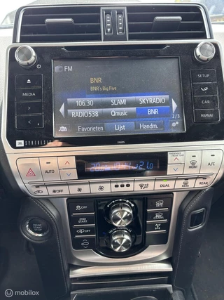 Toyota Land Cruiser 2018 - 2.8 D-4D-F Executive Window Van obrazek 9